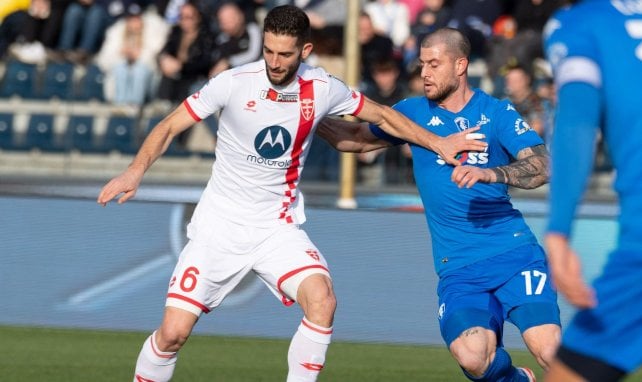 Roberto Gagliardini hält sich den Gegenspieler vom Leib.