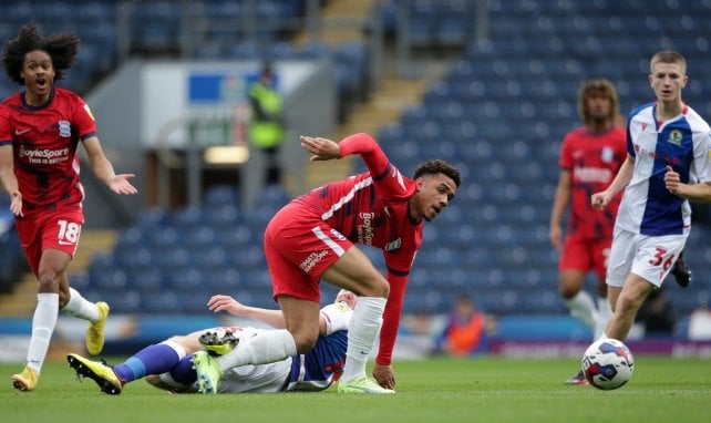 George Hall von Birmingham City schaut dem Ball hinterher