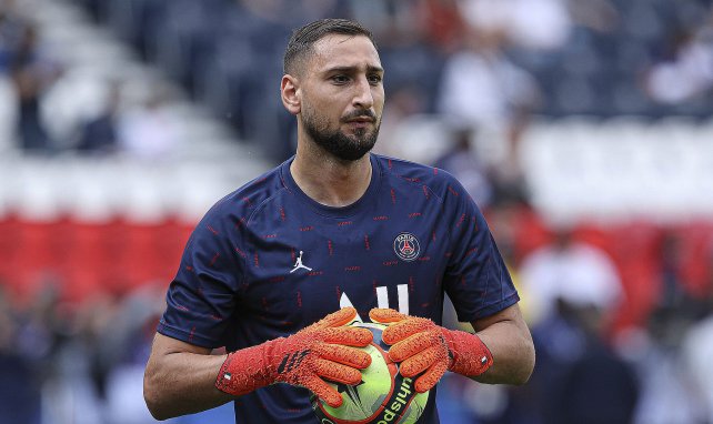 Gianluigi Donnaruma hält den Ball fest