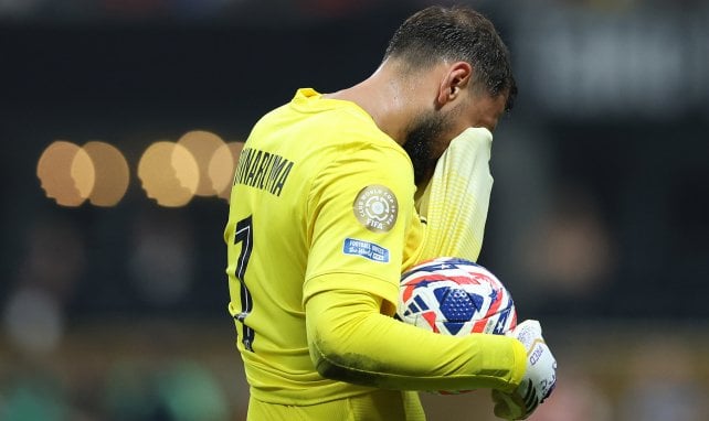 Gianluigi Donnarumma mit dem Ball in der Hand