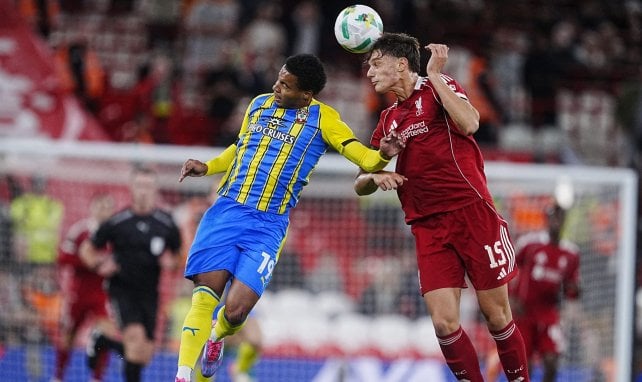 Giovanni Leoni setzt sich im Kopfballduell durch