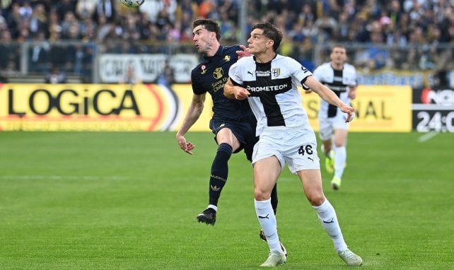 Giovanni Leoni (r.) lässt Dusan Vlahovic (r.) im Zweikampf abprallen