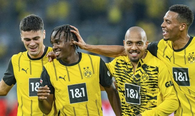 Jamie Gittens (2.vr.) von Borussia Dortmund wird von Premier League-Topklubs umworben