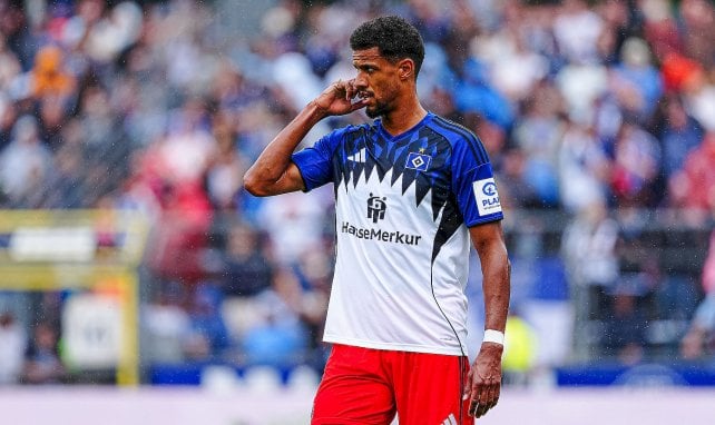 Glatzel kratzt sich an der Backe
