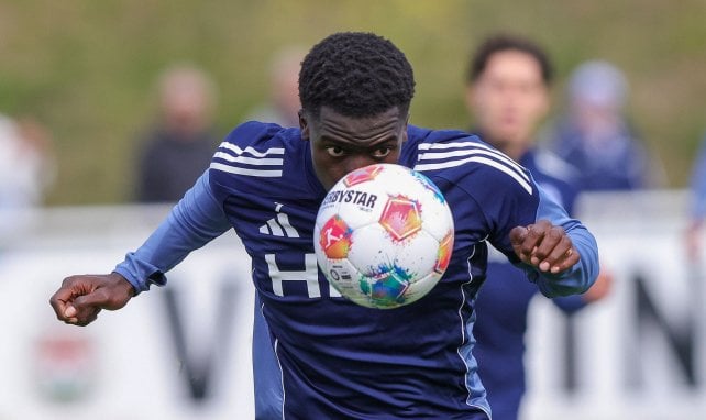 Christian Gomis Gesicht wird von nem Ball verdeckt