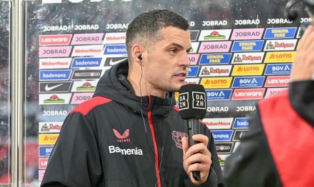 Granit Xhaka vor dem DAZN-Mikrofon.