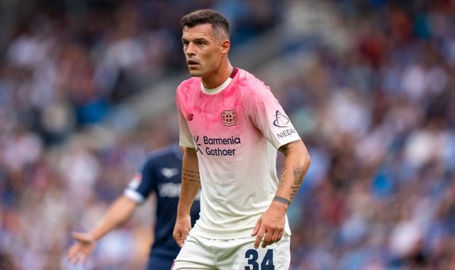 Granit Xhaka am Ball für Bayer Leverkusen