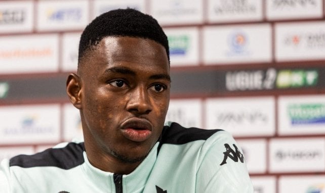 Idrissa Gueye auf einer PK