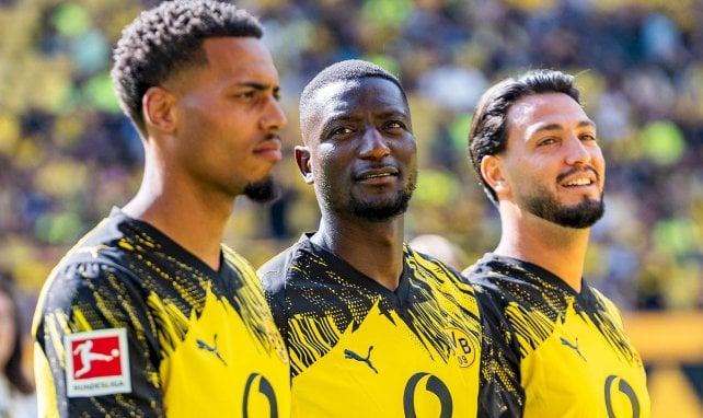 Serhou Guirassy steht neben Felix Nmecha und Ramy Bensebaini