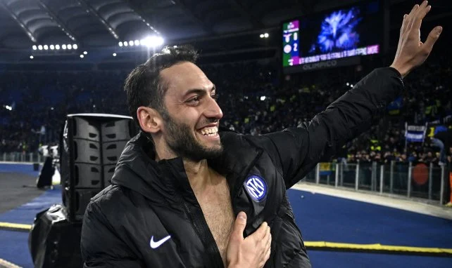 Hakan Calhanoglu winkt den Fans