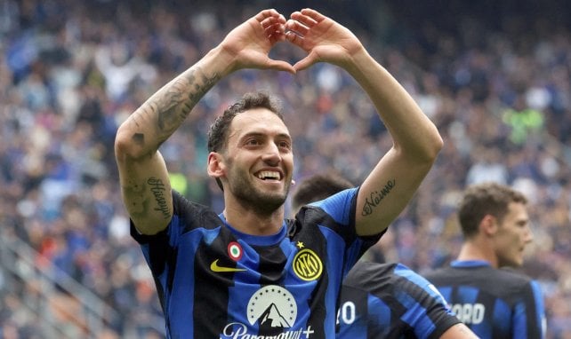 Hakan Calhanoglu formt ein Herz