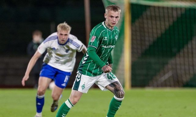Isak Hansen-Aaröen schaut sich nach einer Anspielstation um