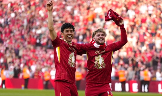 Harvey Elliott (r.) und Wataru Endo feiern die Meistershcaft mit dem FC Liverpool