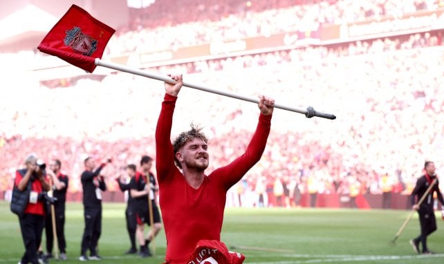 Harvey Elliott feiert die Meisterschaft mit dem FC Liverpool