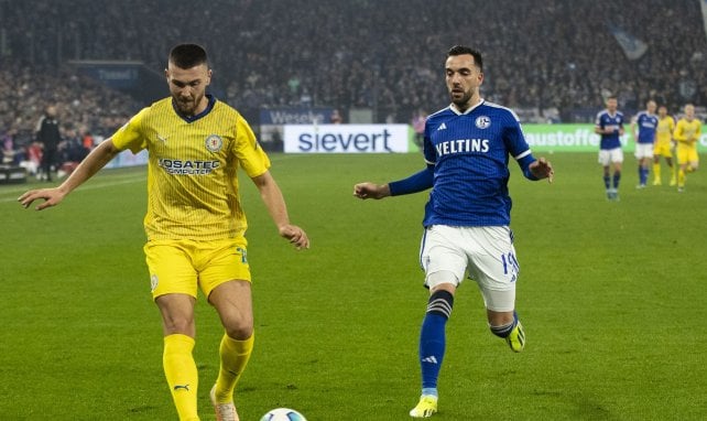 Hasan Kuruçay läuft den Ball gegen Kenan Karaman ab