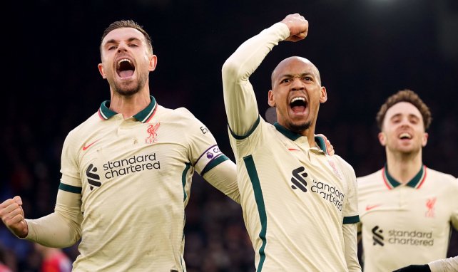 Jordan Henderson und Fabinho jubeln im Trikot des FC Liverpool