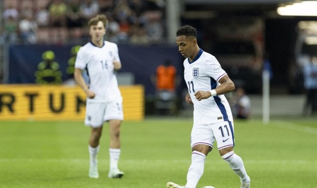 Omari Hutchinson macht Übersteiger