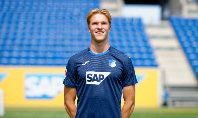 Luka Hyryläinen lächelt beim Teamfoto