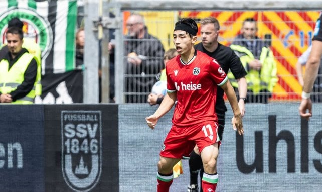 Hyun-ju Lee scannt das Spielfeld