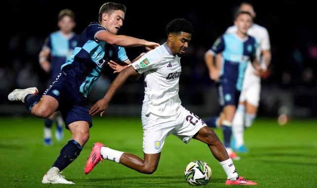 Ian Maatsen (r.) von Aston Villa im Duell mit  Wycombe Wanderers’ David Wheeler