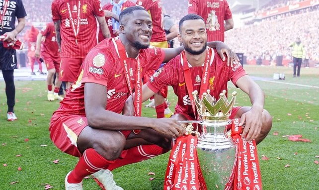 Ibrahima Konaté und Cody Gakpo mit der Premier League-Trophäe
