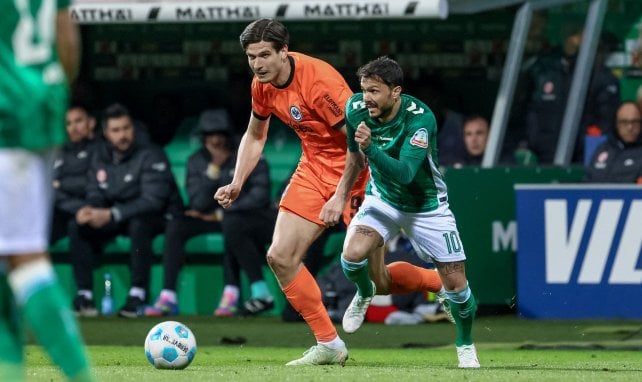 Igor Matanovic im Zweikampf mit Leo Bittencourt 