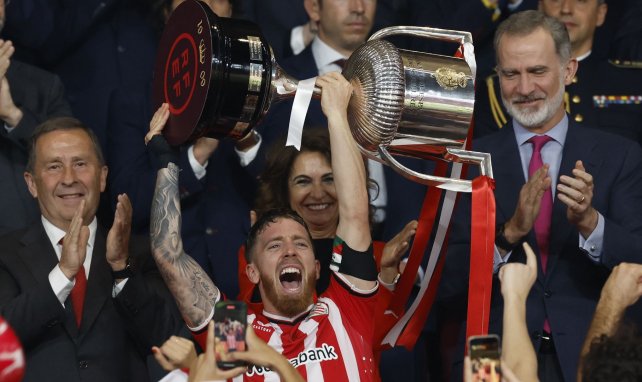 Iker Muniain hebt die Trophäe in die Luft