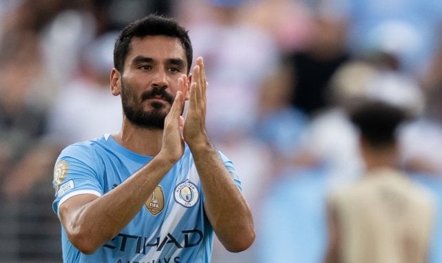 Ilkay Gündogan applaudiert im Trikot von Manchester City