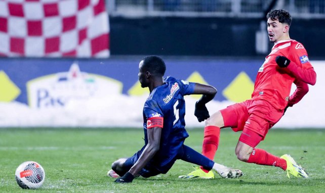 Ilyés Hamache (r.) im Trikot des FC Valenciennes