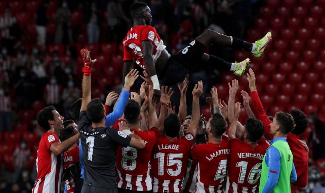 Die Mannschaft von Athletic Bilbao feiert Iñaki Williams 
