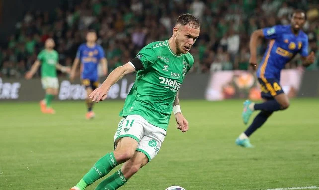 Irvin Cardona mit dem Ball am Fuß