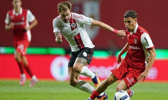 Ismaël Gharbi (r.) im Dribbling gegen Jesus Toscano (l.)