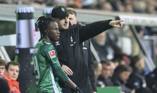 Issa Kaboré neben Werder-Coach Ole Werner