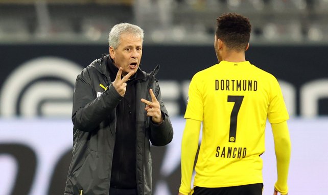 Jadon Sancho holt sich Anweisungen von Lucien Favre