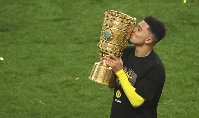 Jadon Sancho küsst den DFB-Pokal