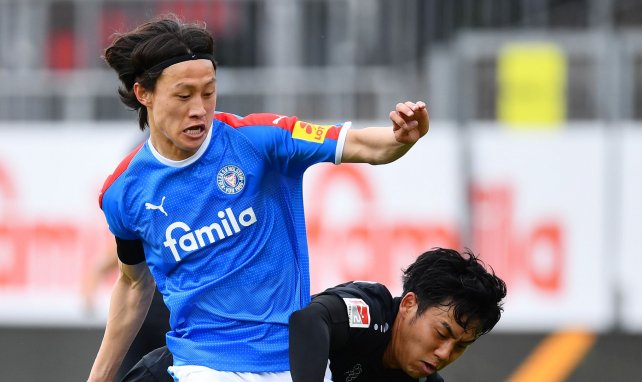 Jae-sung Lee im Zweikampf mit Wataru Endo vom VfB Stuttgart