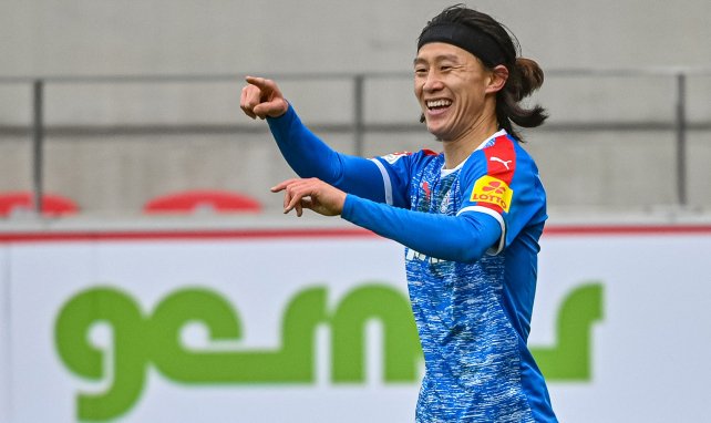 Jae-sung Lee bejubelt einen Treffer für Holstein Kiel