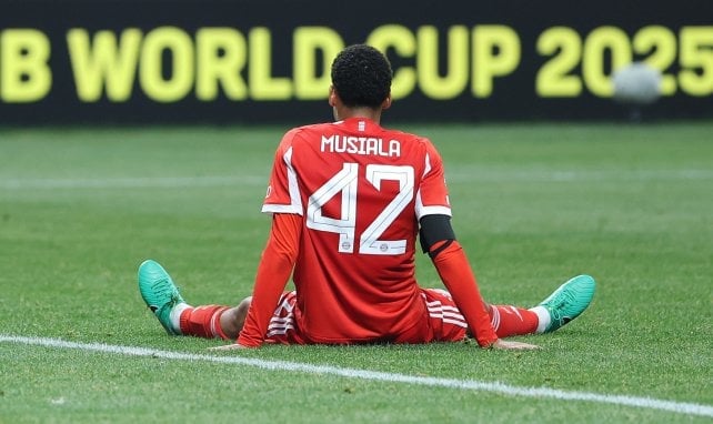 Jamal Musiala sitzt auf dem Platz