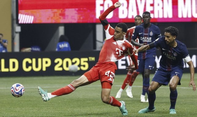 Jamal Musiala versucht an den Ball zu kommen