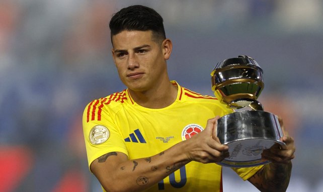 James Rodríguez erhält den Preis als bester Spieler der Copa América