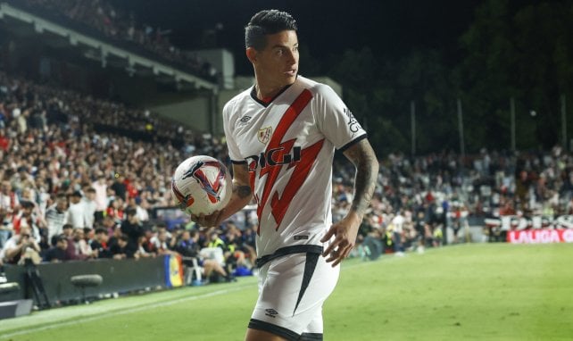 James Rodríguez mit dem Ball in der Hand