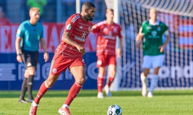 Jamil Siebert konzentriert am Ball