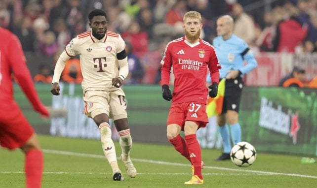 Jan-Niklas Beste (r.) in der Champions League gegen Alphonso Davies (l.)