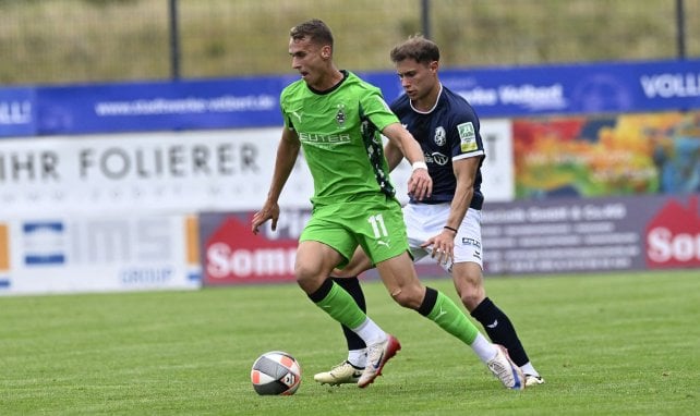Jan Urbich behauptet den Ball
