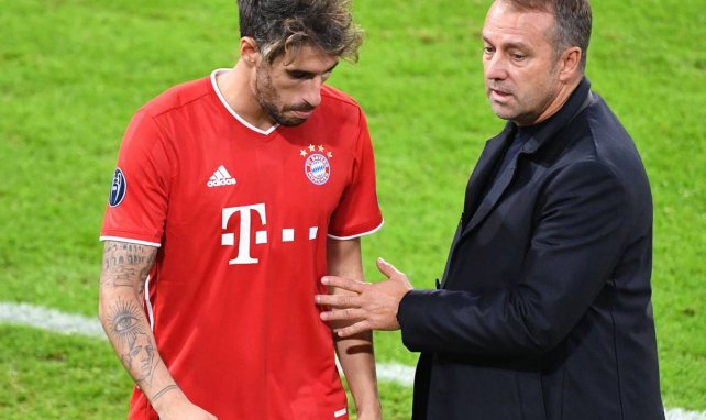 Javi Martínez (l.) mit Bayern-Trainer Hansi Flick