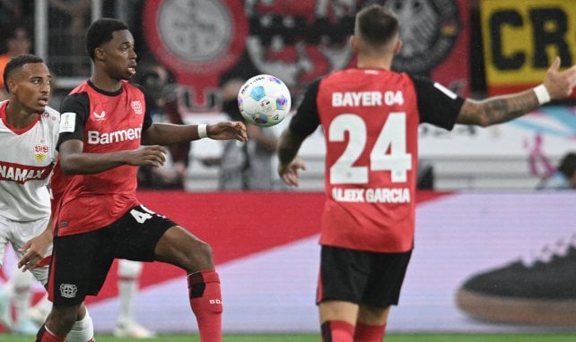 Jeanuël Belocian am Ball für Bayer Leverkusen