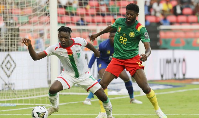 Jérôme Onguéné (r.) für Gastgeber Kamerun beim Afrika-Cup