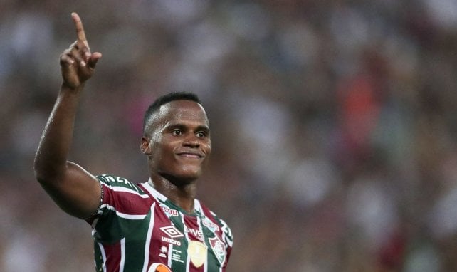 Jhon Arias zeigt nach oben