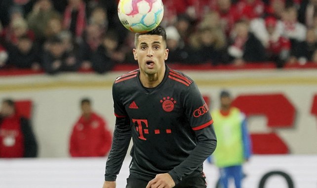João Cancelo fokussiert den Ball