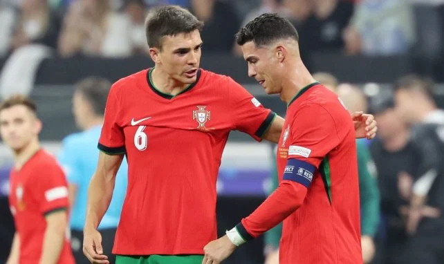 João Palhinha (l.) im Gespräch mit Cristiano Ronaldo (r.)